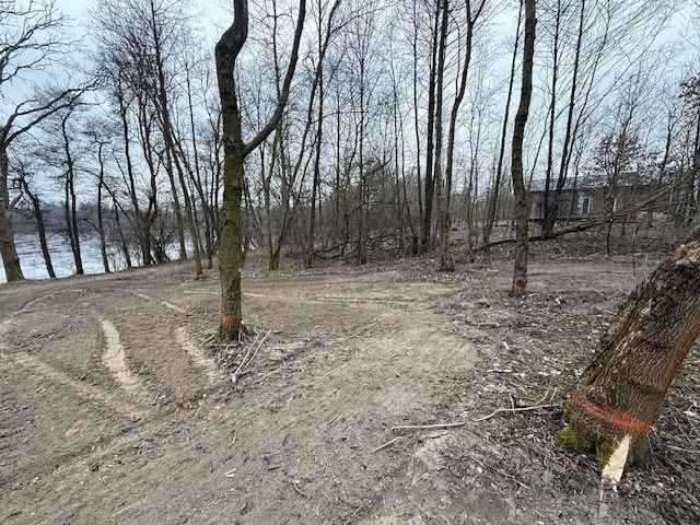 działka nad jeziorem